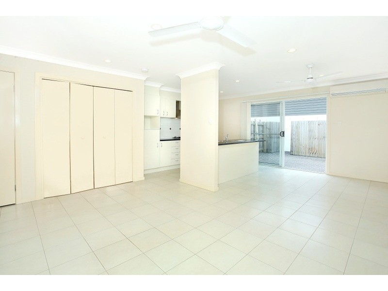 2/11 Seagreen Drive, Coomera QLD 4209