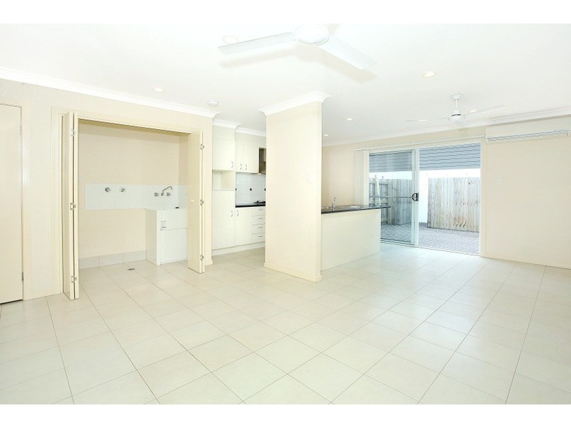 2/11 Seagreen Drive, Coomera QLD 4209