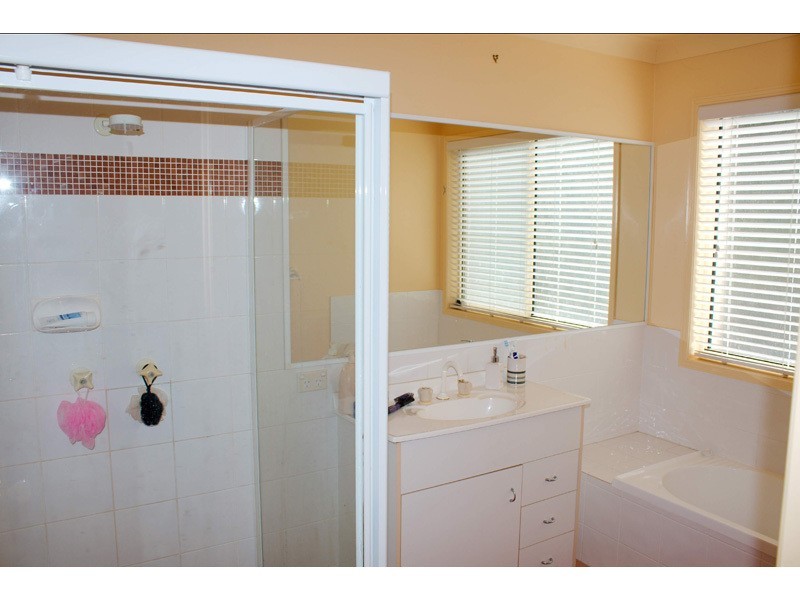 19 Henderson Rise, Pacific Pines QLD 4211