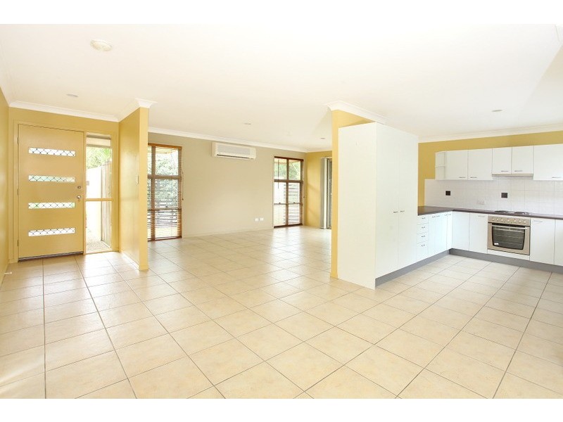 2/17 Sandhurst Crescent, Upper Coomera QLD 4209