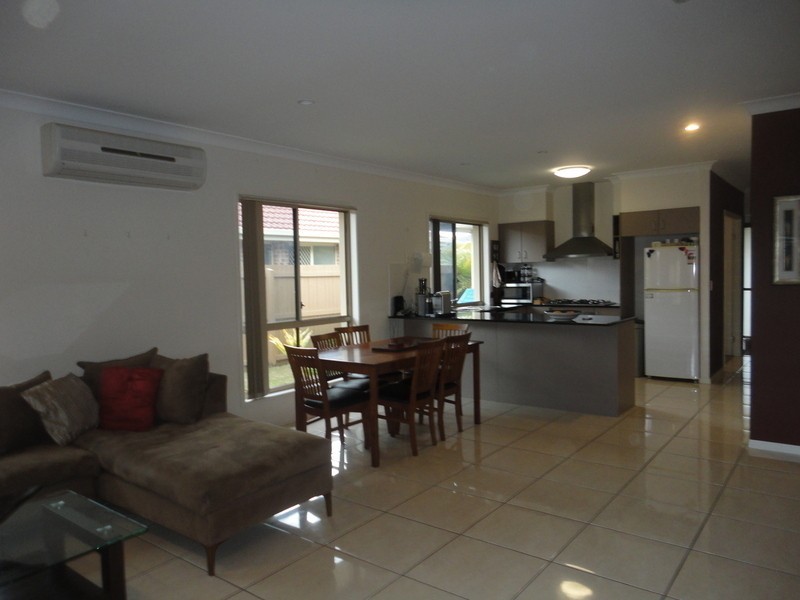 8 Cranberrie Crescent, Pimpama QLD 4209