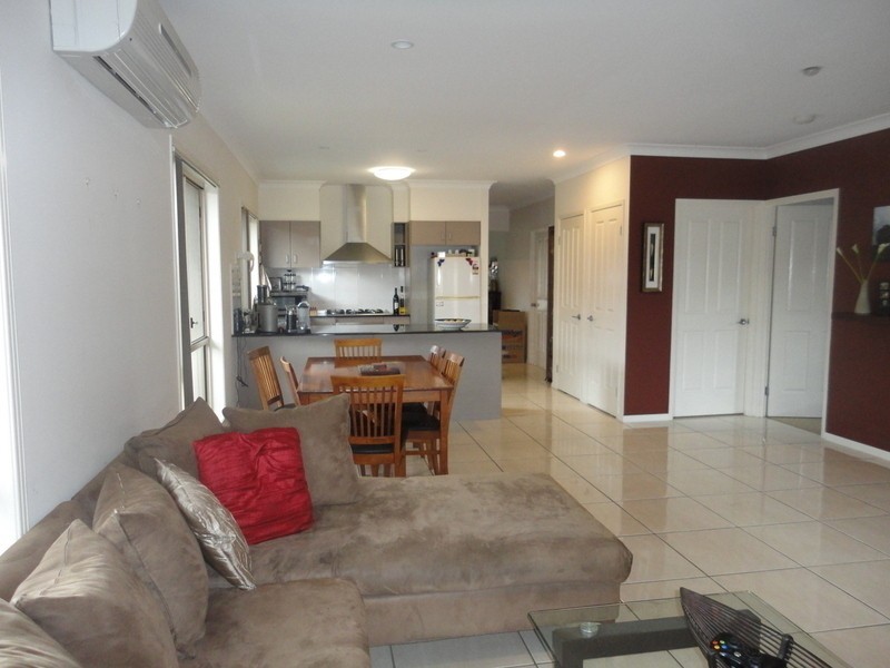 8 Cranberrie Crescent, Pimpama QLD 4209