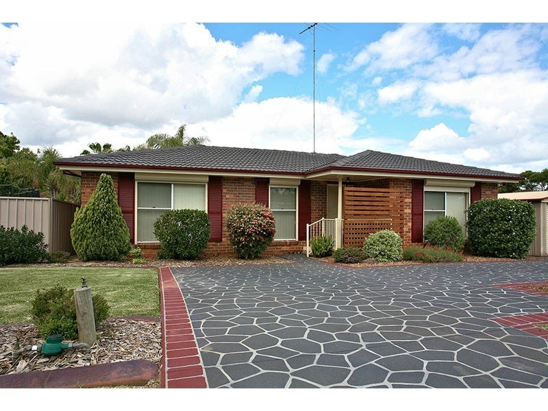 14 Corio Dr, St Clair NSW 2759