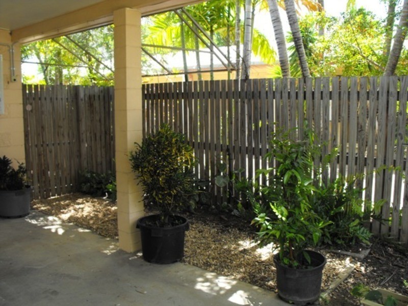 1 & 2/21 Hopkins Street, Currajong QLD 4812
