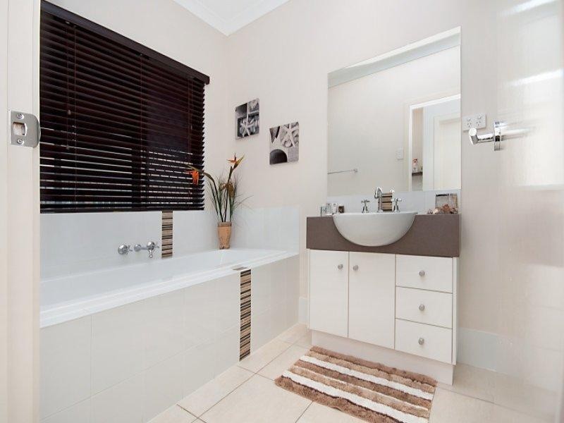 17 Derwent Cct, Kelso QLD 4815