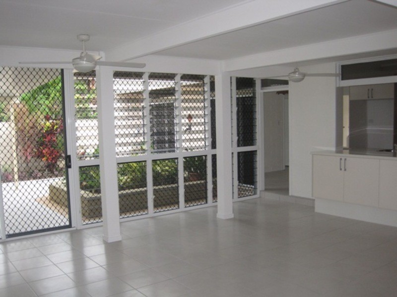 8 Sallows Street, Pallarenda QLD 4810