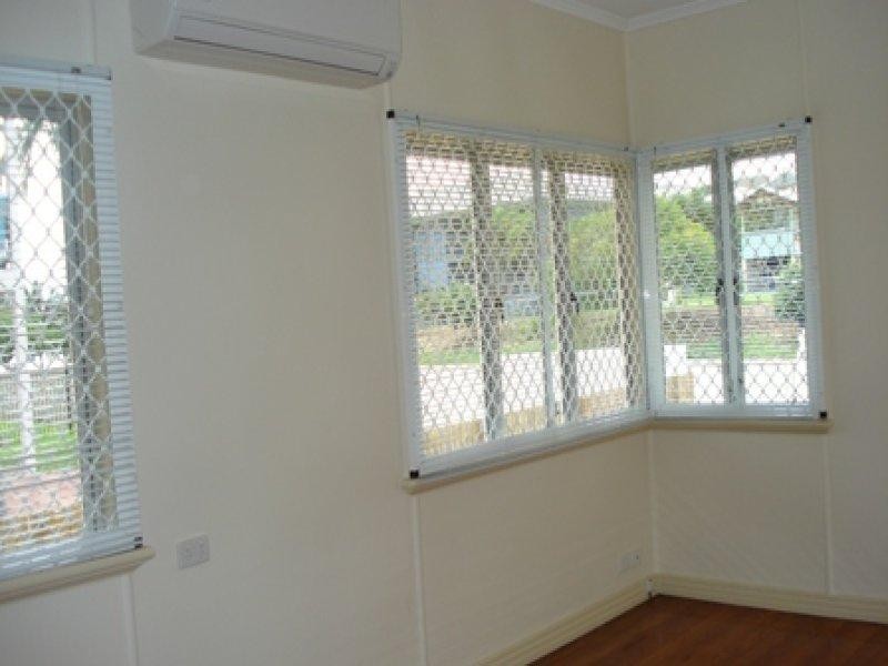 1/4 Mckinley Street, North Ward QLD 4810