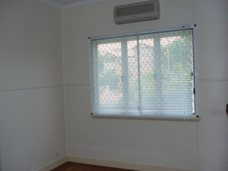 1/4 Mckinley Street, North Ward QLD 4810