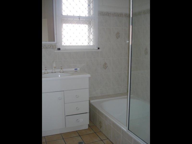 1/4 Mckinley Street, North Ward QLD 4810