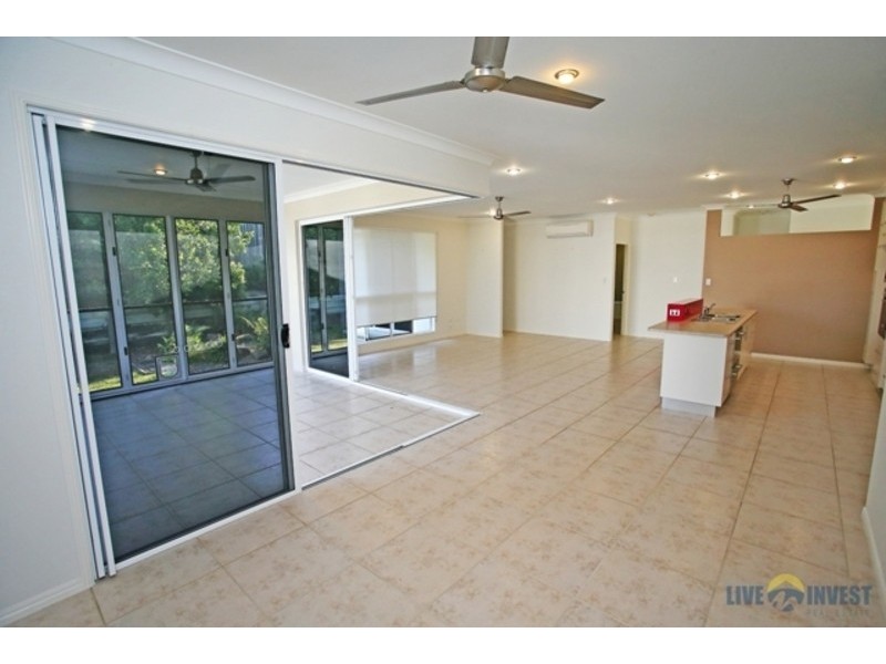 17 Hillock Crescent, Bushland Beach QLD 4818