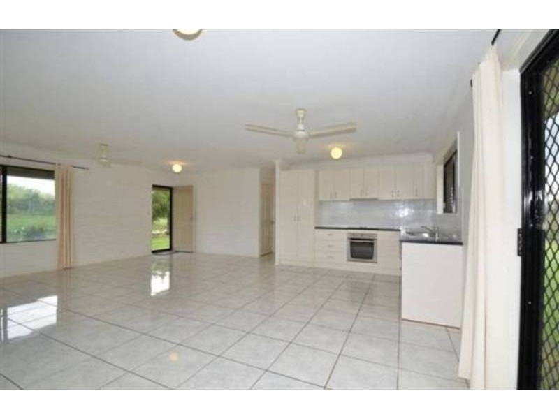 224 Valley Drive, Oak Valley QLD 4811