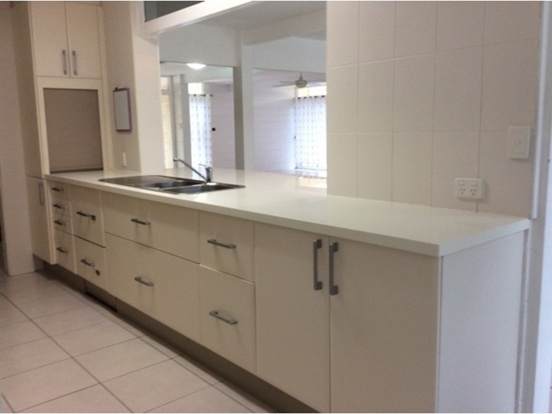 8 Sallows Street, Pallarenda QLD 4810