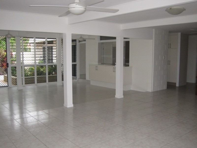 8 Sallows Street, Pallarenda QLD 4810