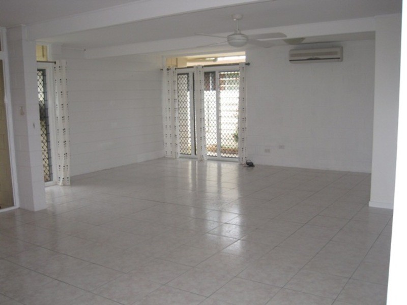 8 Sallows Street, Pallarenda QLD 4810