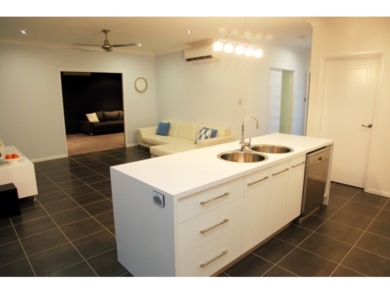 13 Rattray Street, Bushland Beach QLD 4818