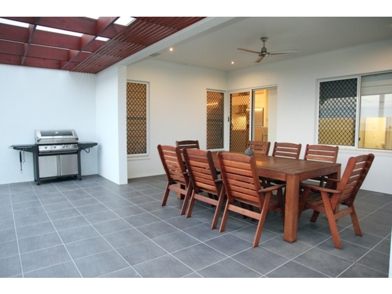 13 Rattray Street, Bushland Beach QLD 4818