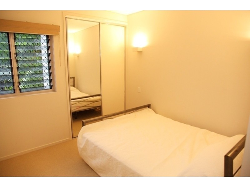 2/96 Mitchell Street, North Ward QLD 4810