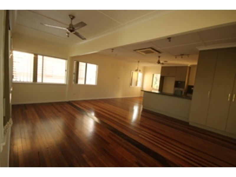 * Surrey Street, Hyde Park QLD 4812