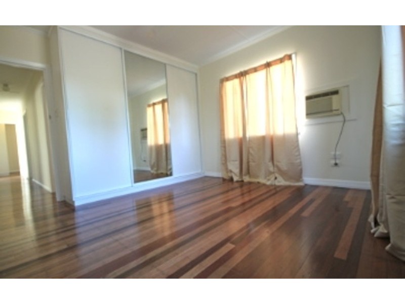 * Surrey Street, Hyde Park QLD 4812