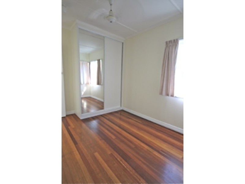 * Surrey Street, Hyde Park QLD 4812