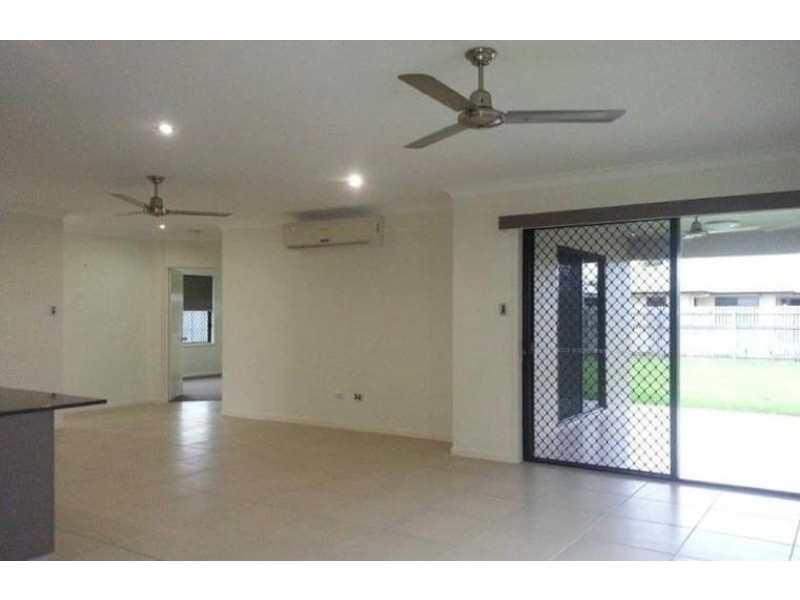 * Daintree Drive, Bushland Beach QLD 4818