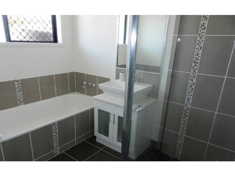 * Daintree Drive, Bushland Beach QLD 4818