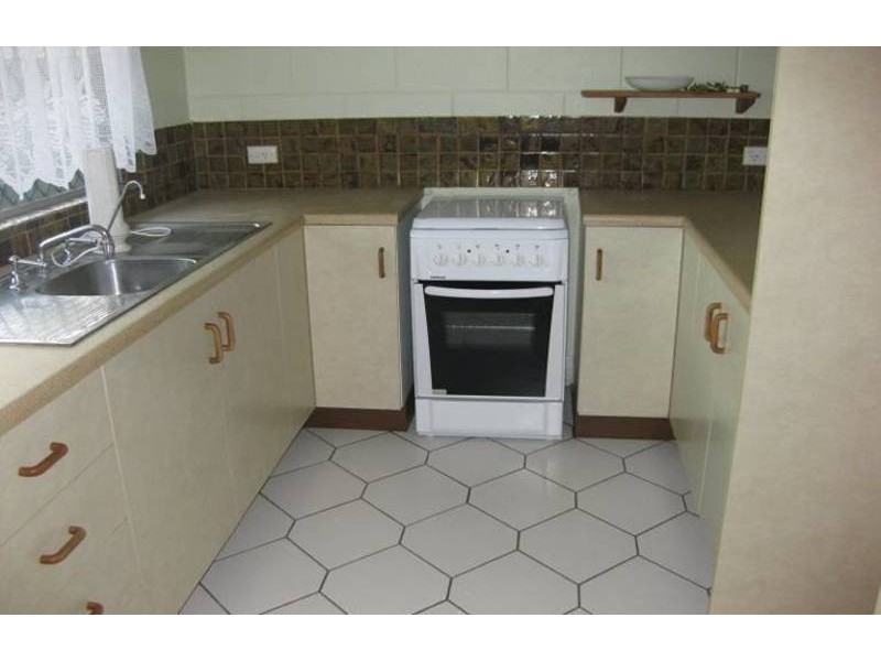 */* Rossato Crescent, Rasmussen QLD 4815