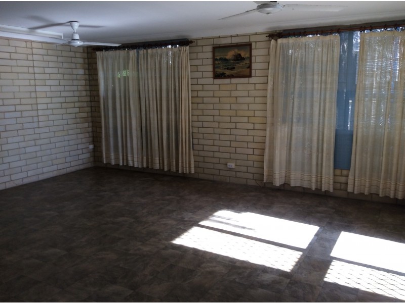 73 Cay Street, Saunders Beach QLD 4818