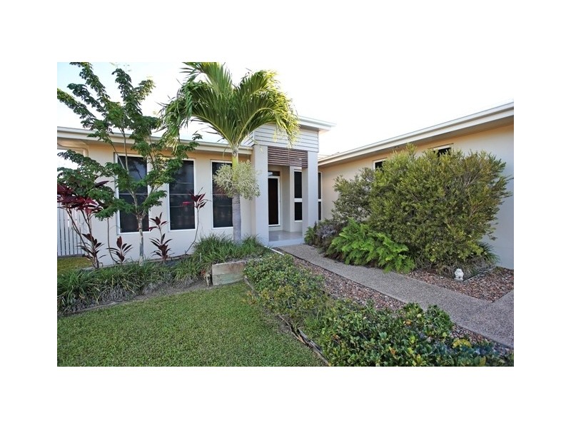 17 Hillock Crescent, Bushland Beach QLD 4818