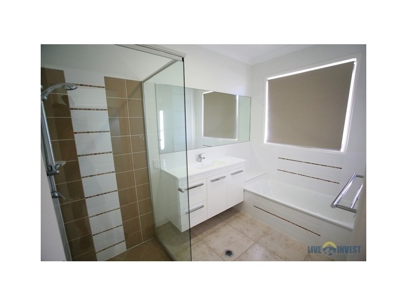 17 Hillock Crescent, Bushland Beach QLD 4818