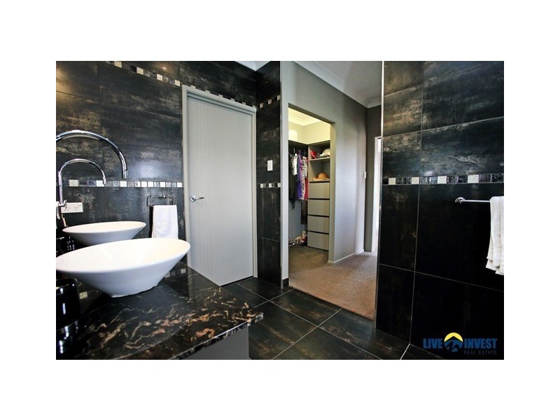 11 Beach Oak Drive, Mount Low QLD 4818