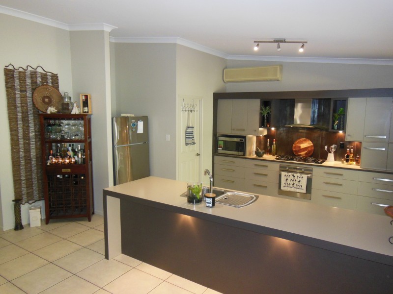 70 St Albans Road, Mount Louisa QLD 4814