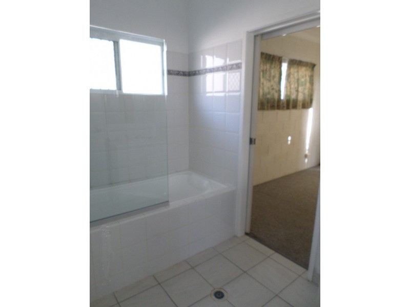 20 Lyndhurst Street, Mount Louisa QLD 4814