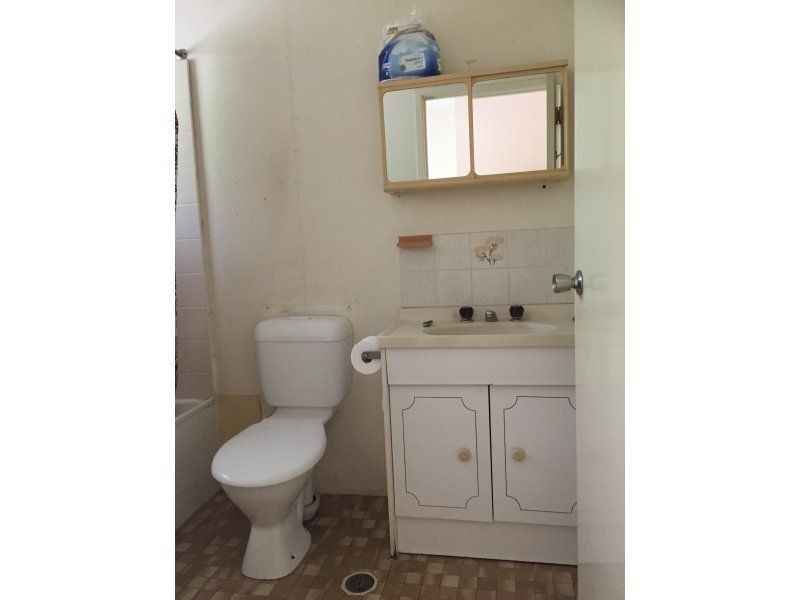 2/77 Queens Road, Hermit Park QLD 4812