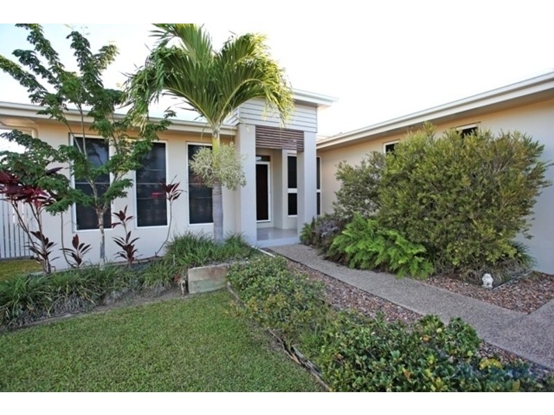 17 Hillock Crescent, Bushland Beach QLD 4818