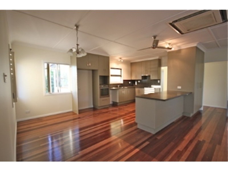 17 Surrey Street, Hyde Park QLD 4812