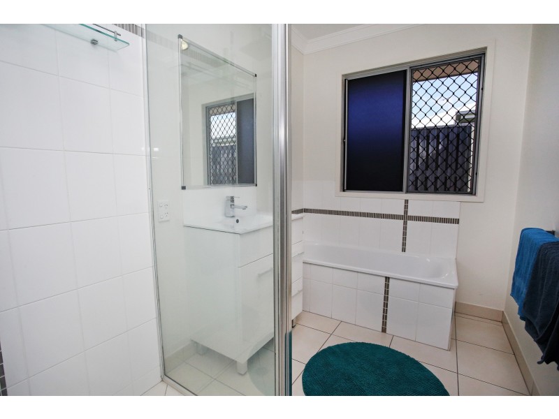 33 Bilbao Place, Bushland Beach QLD 4818