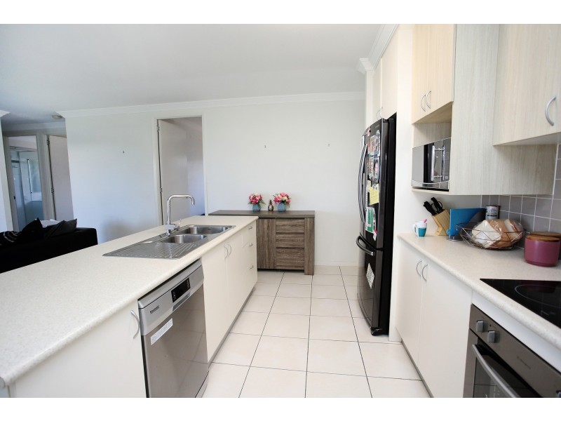 33 Bilbao Place, Bushland Beach QLD 4818