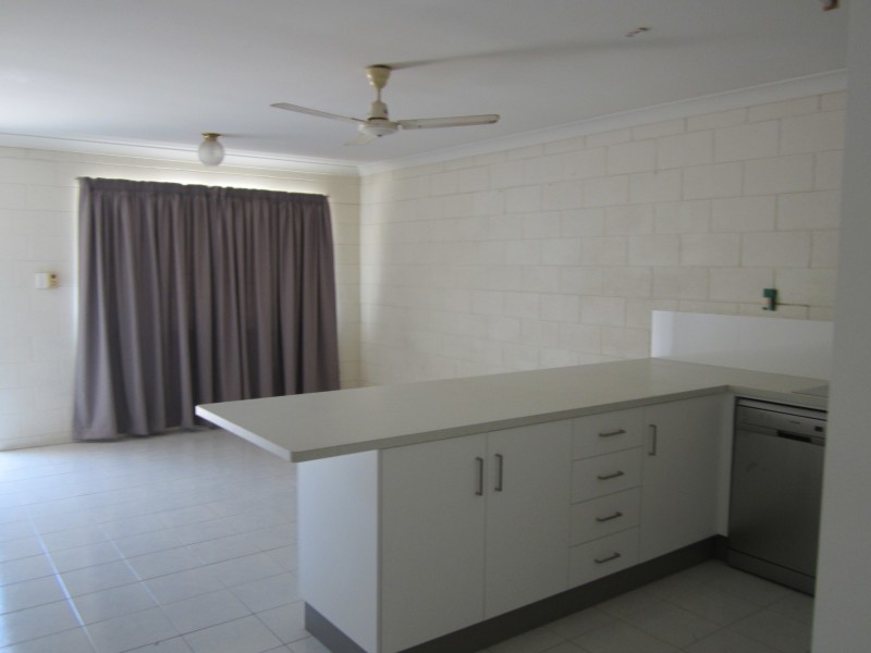 2/77 Queens Road, Hermit Park QLD 4812