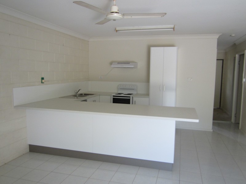 2/77 Queens Road, Hermit Park QLD 4812