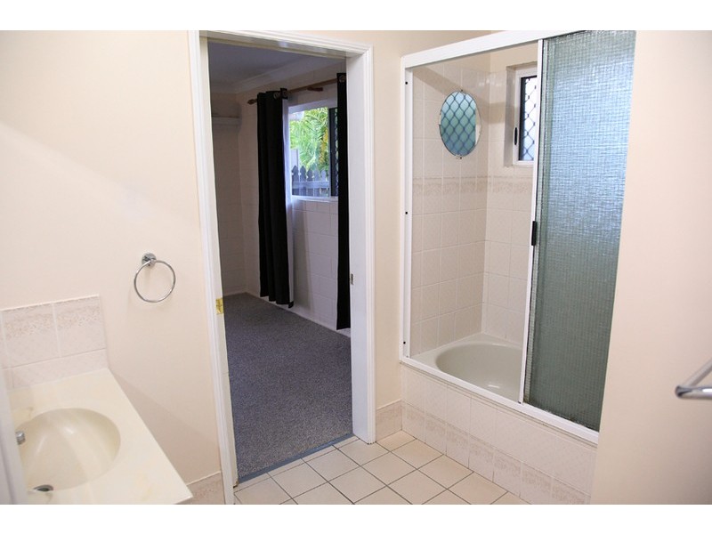 10 Amber Ave, Rasmussen QLD 4815