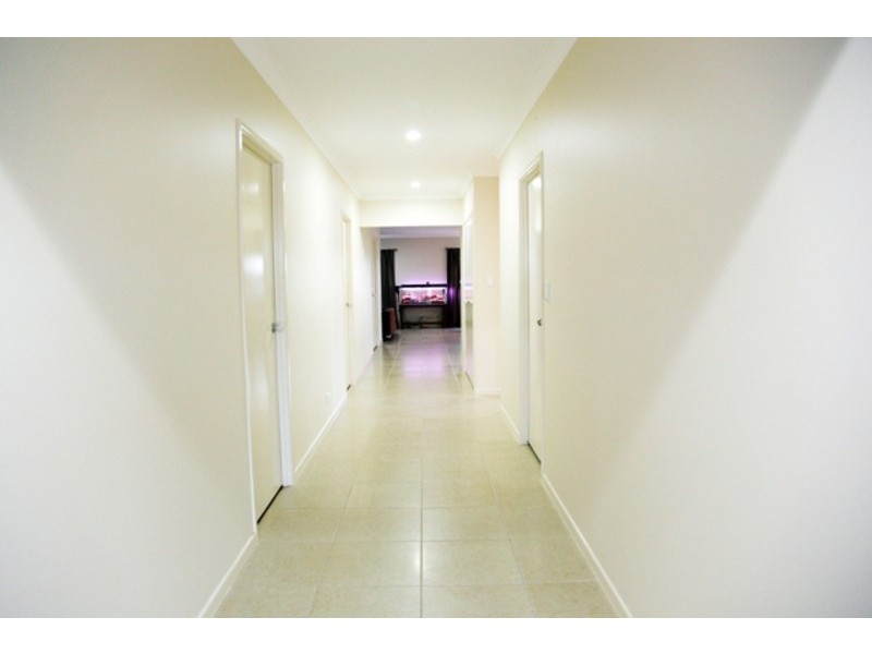 4 Rattray Street, Bushland Beach QLD 4818