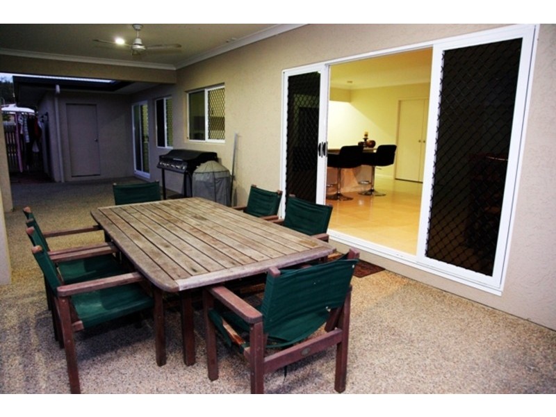 4 Rattray Street, Bushland Beach QLD 4818