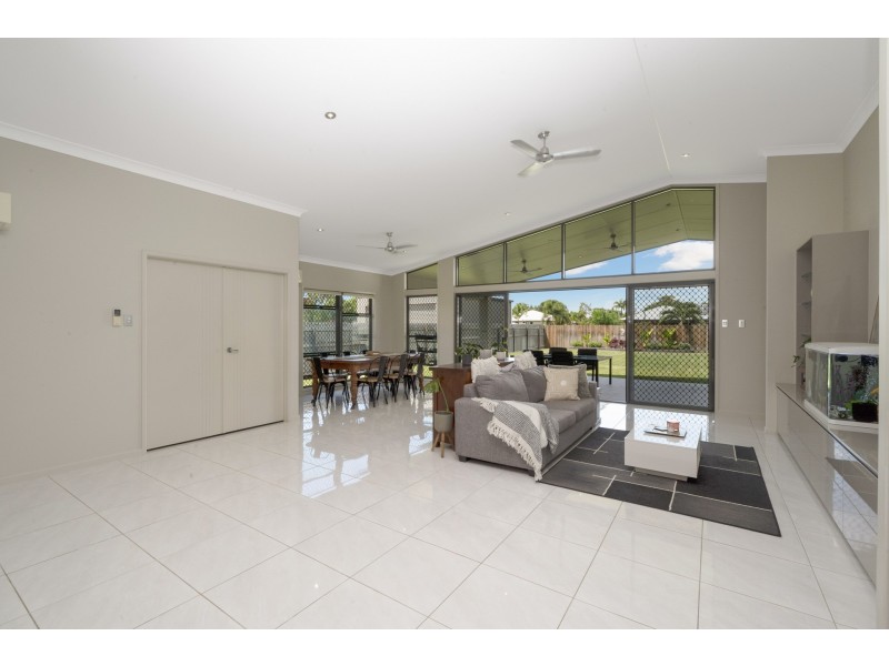 11 Beach Oak, Mount Low QLD 4818