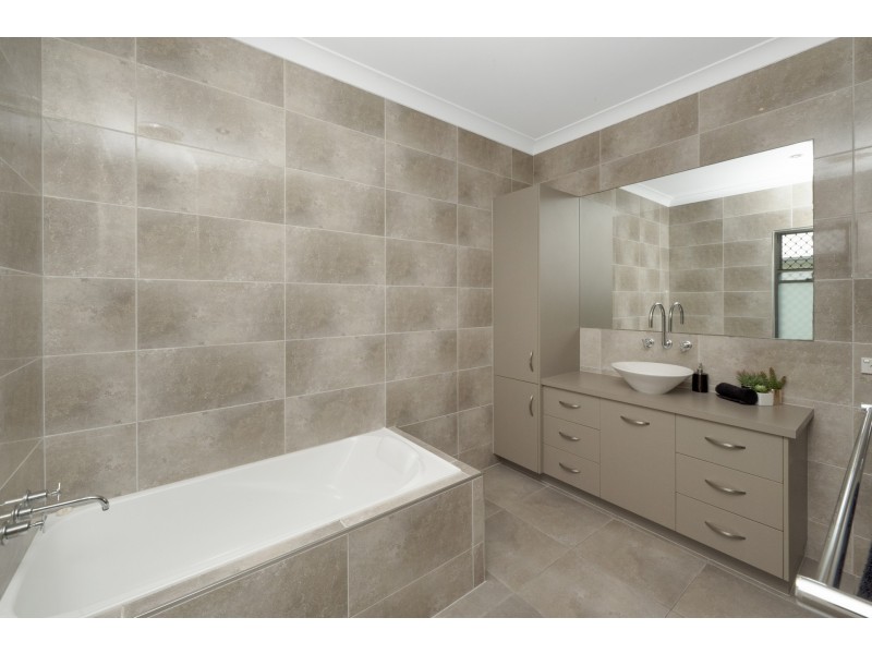 11 Beach Oak, Mount Low QLD 4818