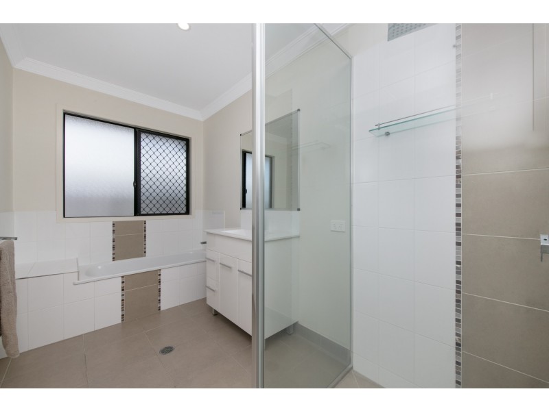 1 Holbourne Street, Bushland Beach QLD 4818