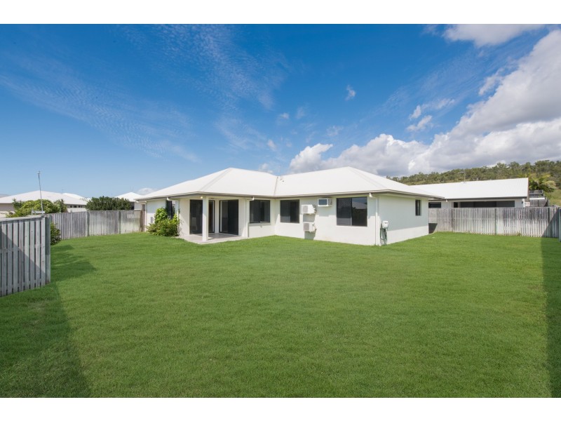 1 Holbourne Street, Bushland Beach QLD 4818
