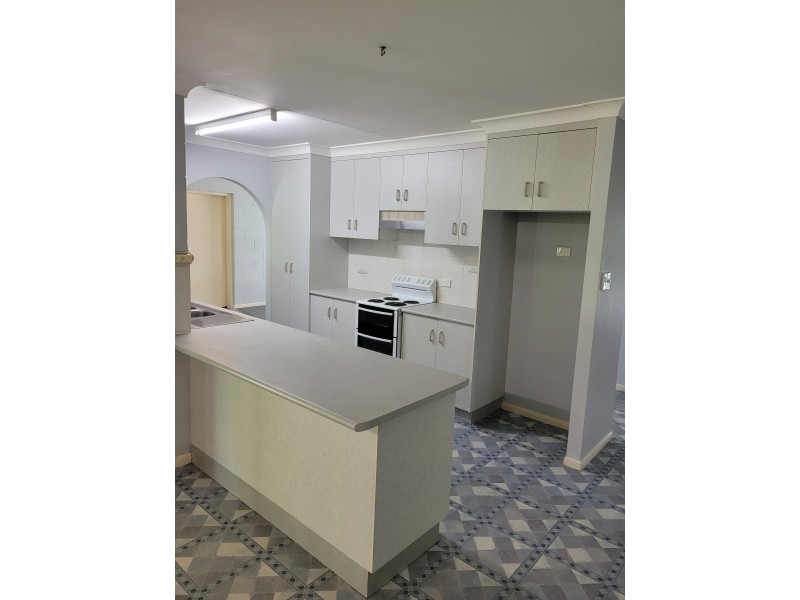 8 Canterbury Road, Kirwan QLD 4817