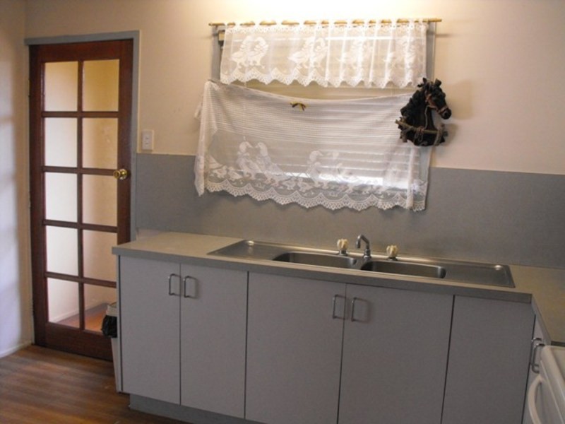 8 Lambert Street, Kirwan QLD 4817