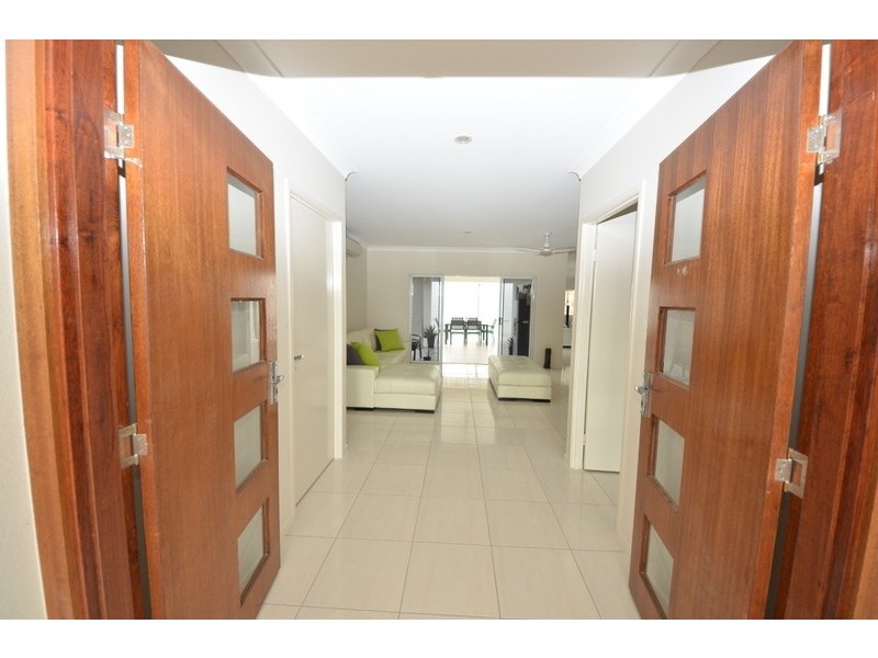 25 Hillock Crescent, Bushland Beach QLD 4818